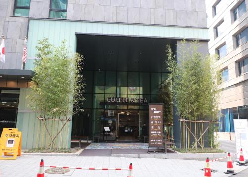 首尔明洞托马斯酒店的城市街道上建筑物前面的商店