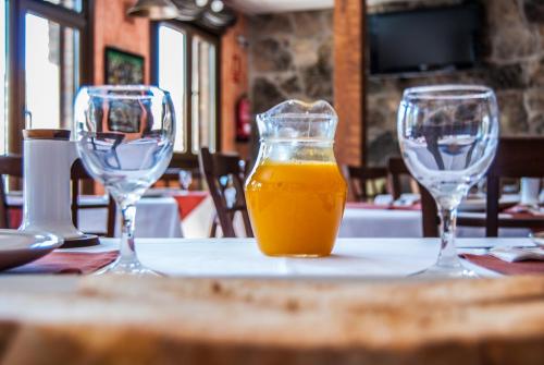 埃尔阿雷纳尔洛斯莫林尼罗斯乡村酒店的桌子上放两杯橙汁