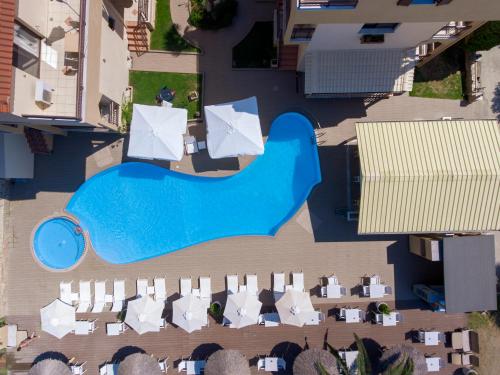 Mediterranean Beach Hotel内部或周边泳池景观