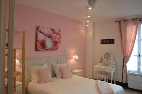 埃佩尔奈Groom Epernay - Jacuzzi & Champagne的卧室配有白色的床和镜子