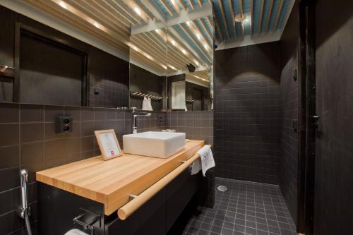 罗瓦涅米沃特萨拉极光岛酒店的浴室配有白色水槽和台面