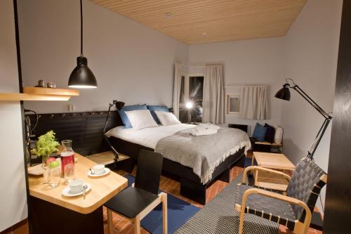 罗瓦涅米沃特萨拉极光岛酒店的卧室配有一张床和一张桌子及椅子