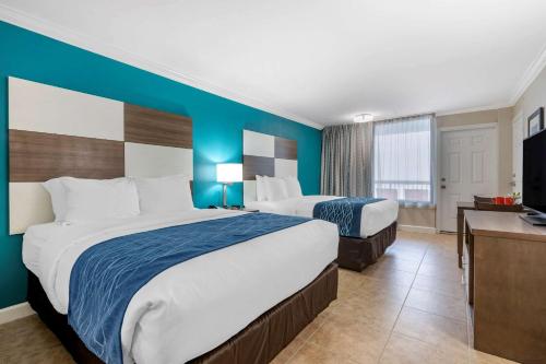 Comfort Inn & Suites Daytona Beach Oceanfront客房内的一张或多张床位
