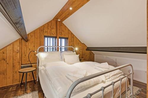 Hollandsche RadingUniek houten huis nabij bos en plassen的木墙房间一张病床