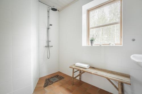 TåtorpSTF Tåtorp Cafe & Logi Göta Kanal的白色的浴室设有水槽和窗户。