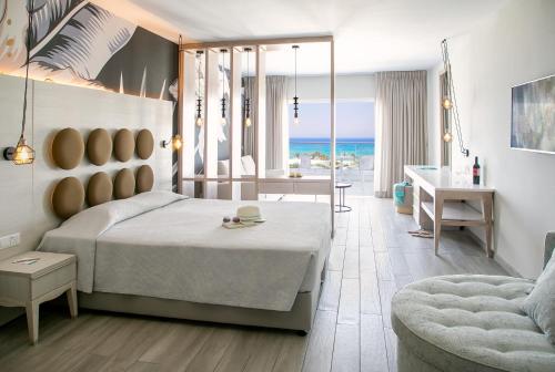 普罗塔拉斯Vangelis Hotel & Suites的一间卧室配有一张床、一张桌子和一张书桌