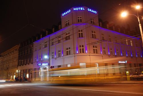 赫拉德茨 - 克拉洛韦格兰德酒店的建筑的侧面有蓝色的灯光