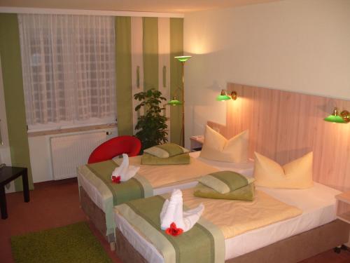 福斯特豪芬酒店的酒店客房带两张床,还有天鹅