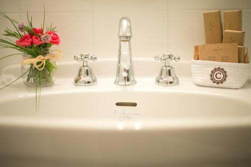 SellanoConvento di Acqua Premula的浴室水槽,花瓶和两件水龙头