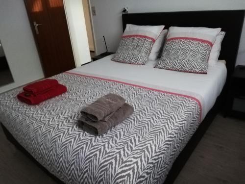 德哈恩Kokodor的一间卧室配有一张床,上面有两条毛巾