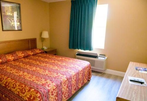 温泉城温泉城国王汽车旅馆的酒店客房设有床和窗户。