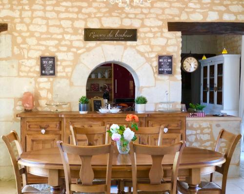 Marigny-BrizayEcole de Mathuna de Marigny Brizay的厨房配有桌椅和柜台