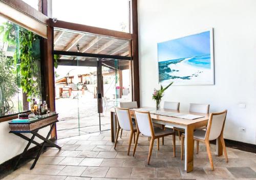 伊利亚贝拉Monalisa Guesthouse Pé na Areia Ilhabela的一间带桌椅的用餐室