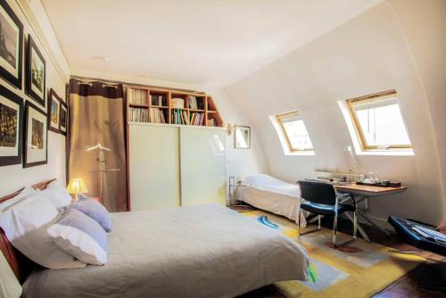 巴黎科特蒙马特住宿加早餐旅馆的一间卧室配有一张床和一张书桌