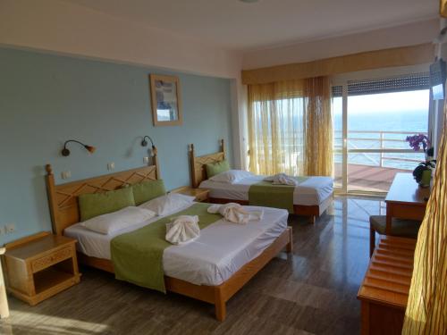 普拉基亚斯塔拉萨之家公寓式酒店的酒店客房设有两张床和一个阳台。