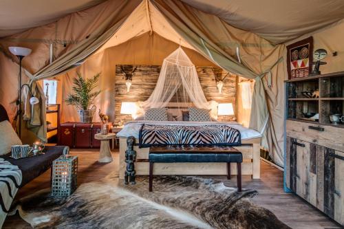 兹林Africa House的帐篷内一间卧室,配有一张床