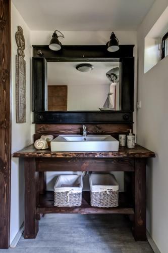 兹林Glamping Safari - Africa House的一间带水槽和镜子的浴室