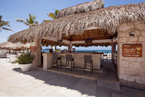 马萨特兰Gaviana Resort的海滩上的酒吧,带草屋