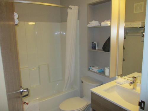 弗纳尔那不勒斯温德姆韦纳穆麦克罗特客栈&套房的带淋浴、卫生间和盥洗盆的浴室