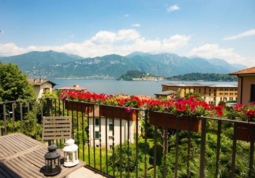 格里安泰卡德纳比亚Griante suites的阳台种有红色花卉,享有湖景