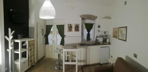 RoccamandolfiB&B Il Buon Cammino的厨房配有白色橱柜和台面