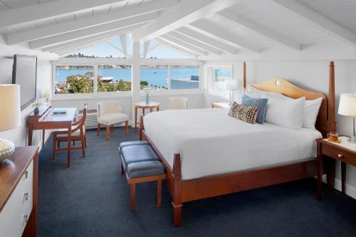 索萨利托野草莓Spa酒店的配有一张床、一张桌子和一张桌子的酒店客房