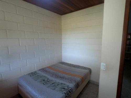 古里里CASA AMARELA Beira Rio Guriri的小房间,角落里配有床垫
