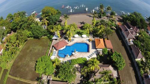 罗威那阿奈卡洛维纳别墅及温泉酒店的享有带游泳池和大海的房屋的空中景致