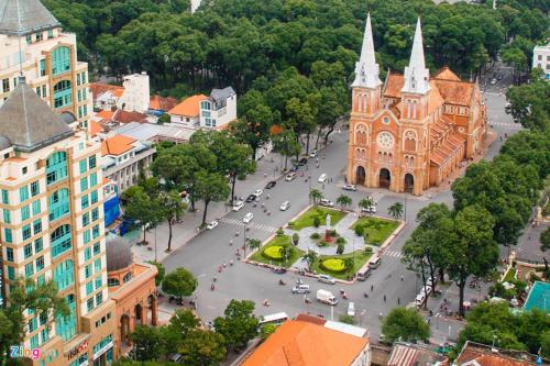 胡志明市H Best Hostel Cafe SaiGon的教堂城市的空中景观