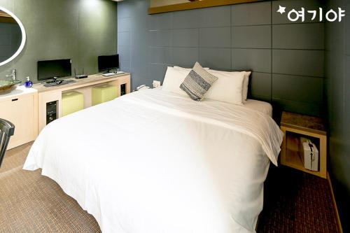 Yangsan Seoksan W Hotel客房内的一张或多张床位
