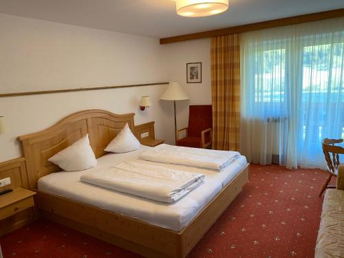 坦海姆Sonnleiten - Guggerhof - Villa Sonnenwies的酒店客房,配有白色床单