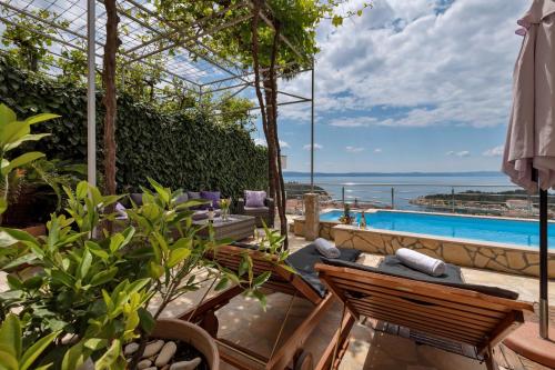 马卡尔斯卡Villa Sukara的海景度假酒店 - 带游泳池