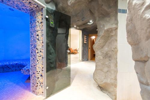 哥达思加洛斯公园酒店的一间设有岩石墙和水族馆的房间