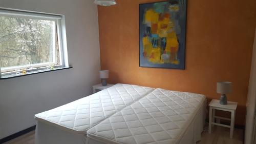 丹讷马勒Hummingen Strand 21的卧室配有白色的床和窗户。