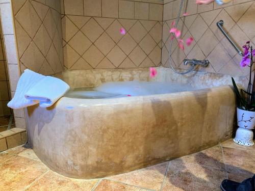 若拉莫利诺德尔蓬特隆达酒店的一间浴室