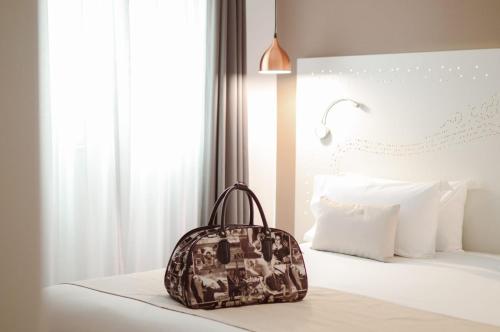 马德里马德里沃尔特旅馆的卧室床上的背包