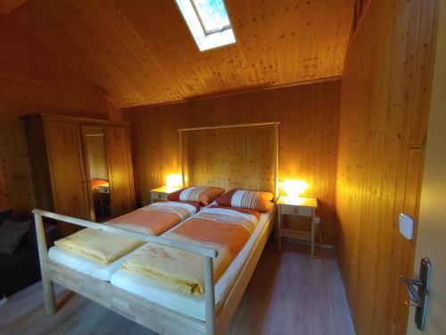 文迪施里茨Ferienhaus Eschenallee的卧室配有木墙内的两张床
