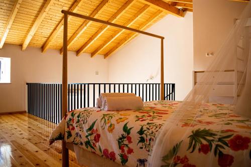 阿尔沃尔Quinta David的铺有木地板的客房内设有一间卧室和一张床。