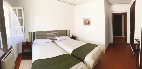 阿尔特杜尚Casa de Campo Alter Pedroso的一间卧室,卧室内配有一张大床