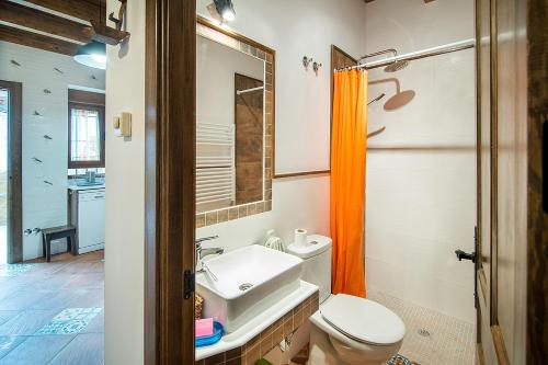 MirabuenoCasa Rural LAS ABUBILLAS的浴室配有白色卫生间和盥洗盆。