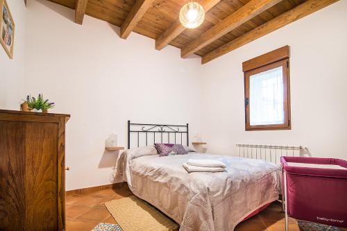 MirabuenoCasa Rural LAS ABUBILLAS的白色的卧室设有床和窗户