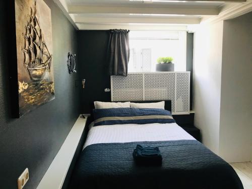 哈林亨Homestay Harlingen的一间卧室设有一张床和一个窗口