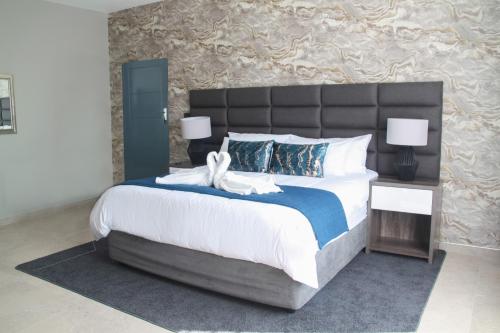 The Cato Suites Hotel客房内的一张或多张床位
