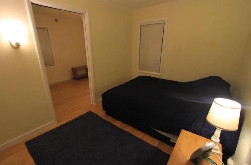 伯灵顿Superp South End Apartment的一间卧室配有一张床和一张带台灯的桌子