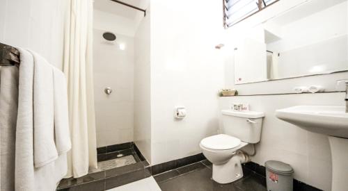 迪亚尼海滩帕皮伦泻湖礁酒店的白色的浴室设有卫生间和水槽。