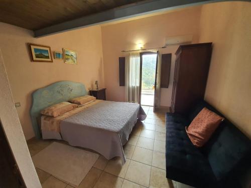 加尔泰利Hotel Valle del Cedrino的一间卧室配有一张床和一把椅子