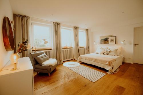 汉堡Am Alsterpark的一间卧室配有一张床和一把椅子