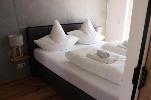 绍纳赫Apartment Monolith Black Forest的两张带白色枕头和毛巾的床