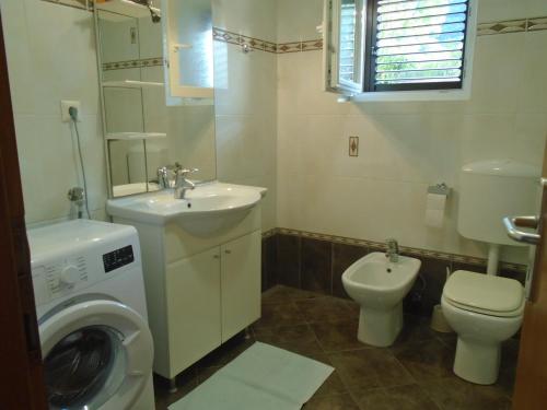 巴斯卡Apartment Antica的一间带洗衣机和卫生间的浴室