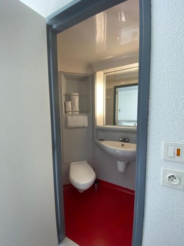 布科·莱斯白老城Boutique Hotel Lumaa Marinero的一间带卫生间和水槽的浴室
